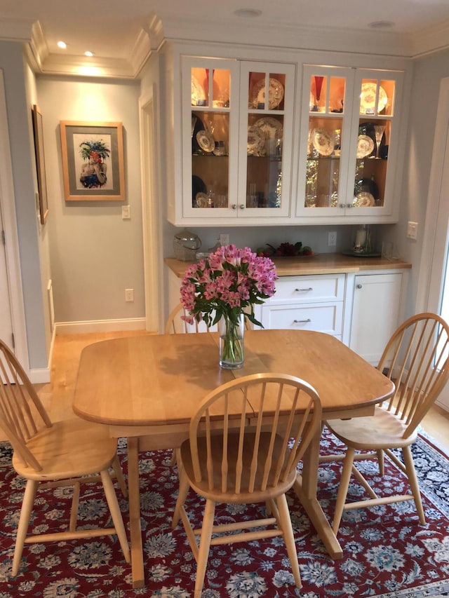 dining area with ornamental molding