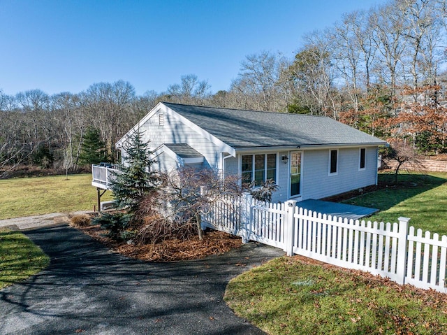 view of front of house with a front lawn