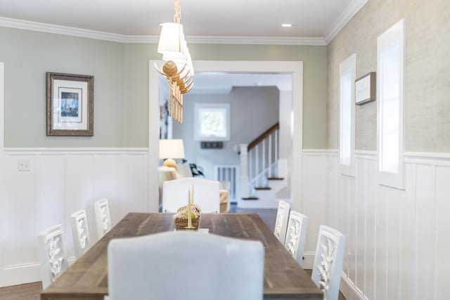 dining space with ornamental molding