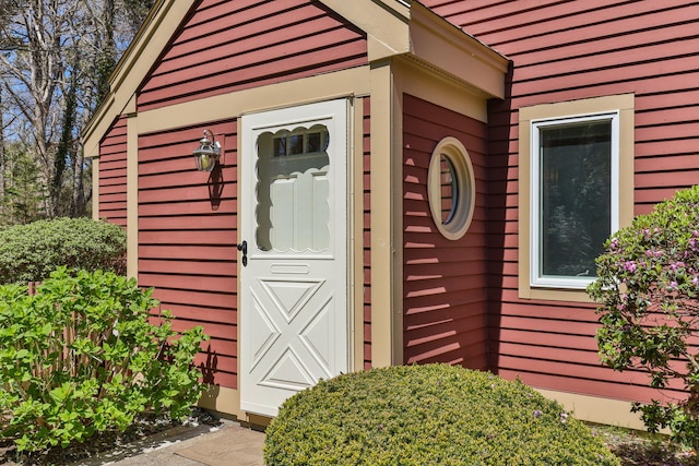 view of outdoor structure featuring an outbuilding