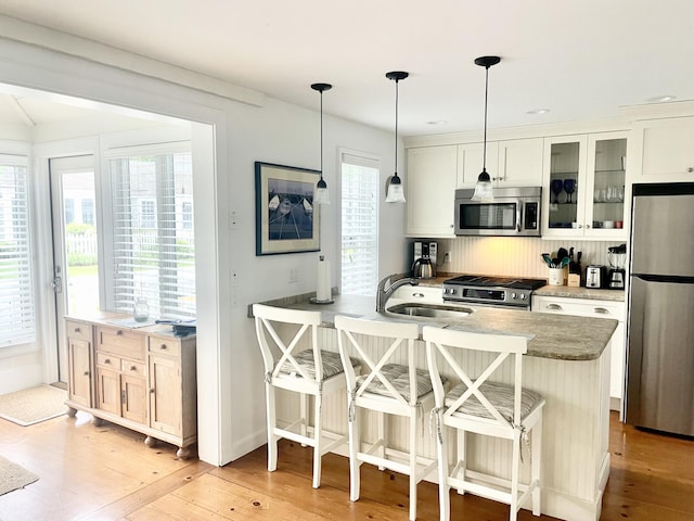 25 Milestone Way, Mashpee, MA 02649 - kitchen with appliances with stainless steel finishes, a sink, healthy amount of natural light, and a kitchen breakfast bar