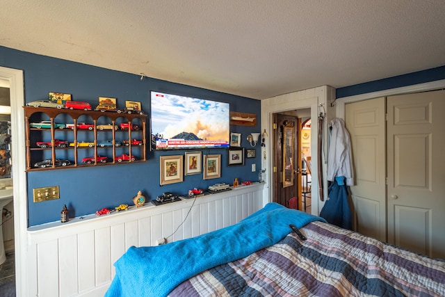 bedroom featuring a textured ceiling and a closet