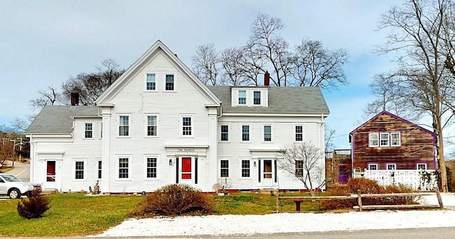 view of front of property with a front lawn