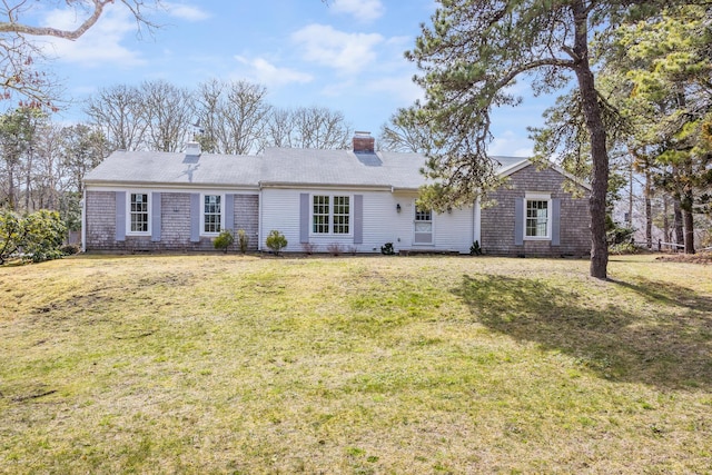 view of front of property featuring a chimney and a front yard