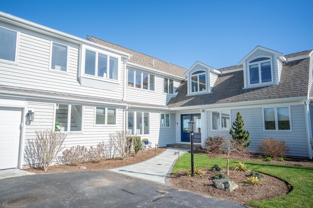 view of front of property featuring a shingled roof