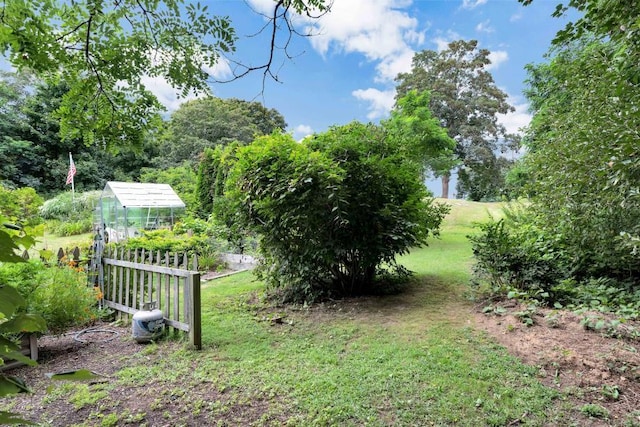 view of yard featuring an outbuilding