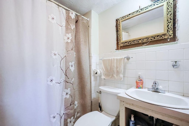 full bath with curtained shower, wainscoting, tile walls, and toilet