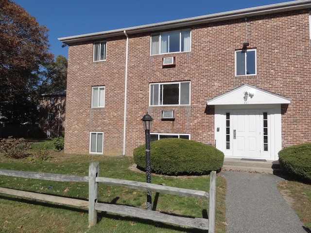 view of front facade with a front lawn