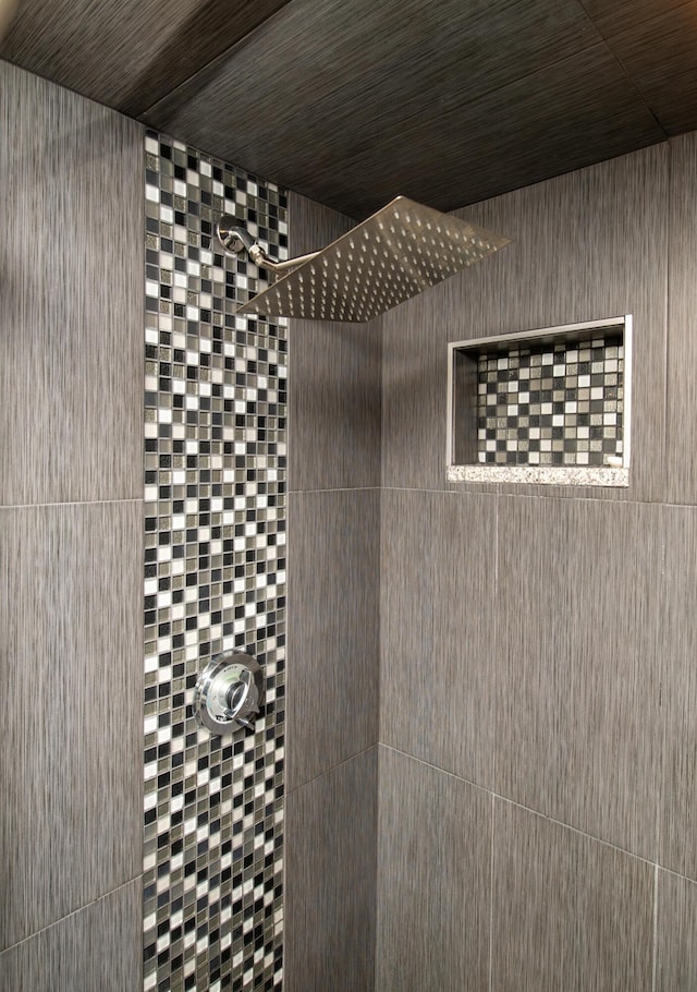 bathroom featuring tiled shower