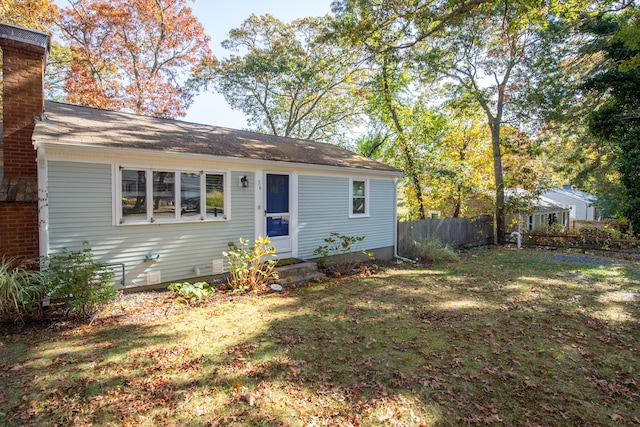 view of front facade featuring a front yard