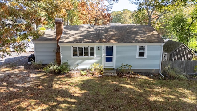 view of front of property featuring a front yard