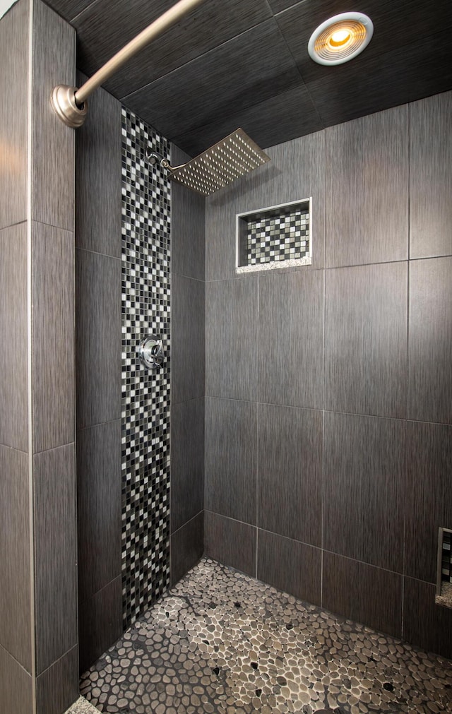 bathroom featuring tiled shower