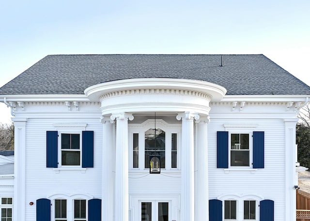 view of front facade featuring a shingled roof