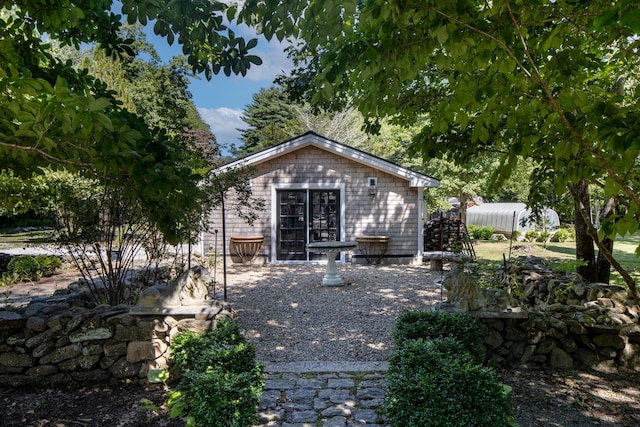 back of house featuring an outbuilding