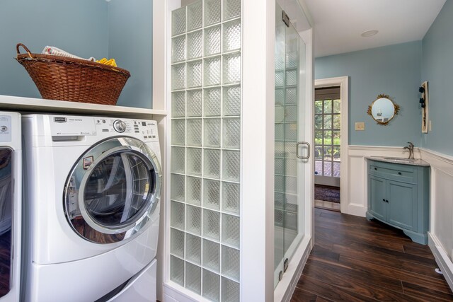 laundry room featuring sink, dark wood-type flooring, and washer and dryer