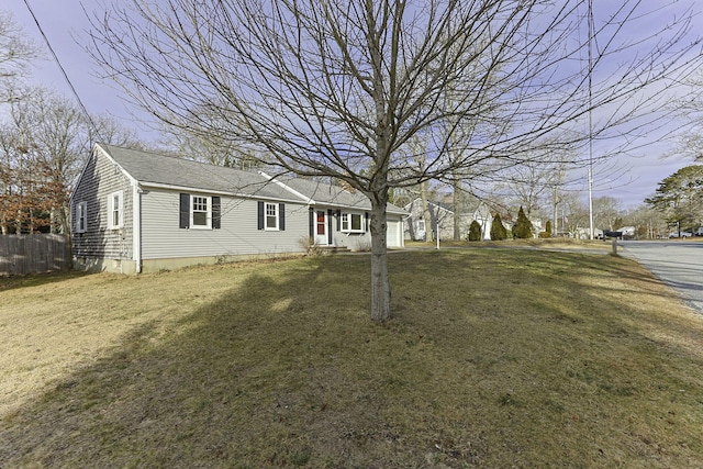 view of front of property featuring a front yard