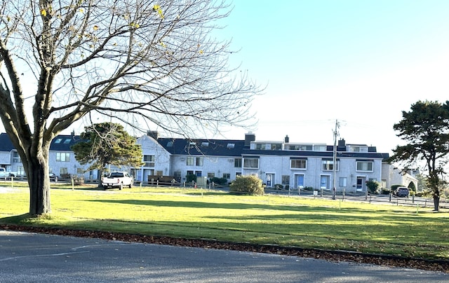 view of front facade with a front lawn