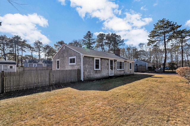 view of front of home featuring a front yard