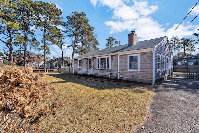 view of front of home featuring a front yard