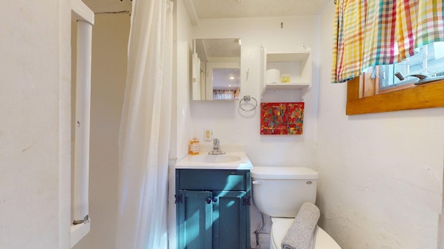 full bath with toilet, a shower with curtain, and vanity