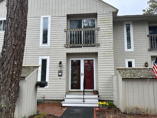 view of front facade featuring entry steps and a balcony