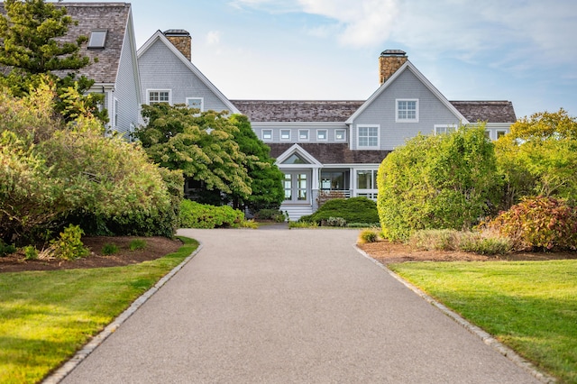 view of front of property with a front lawn