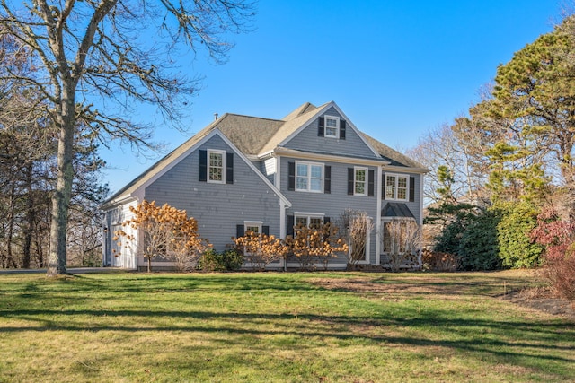 view of front facade with a front lawn