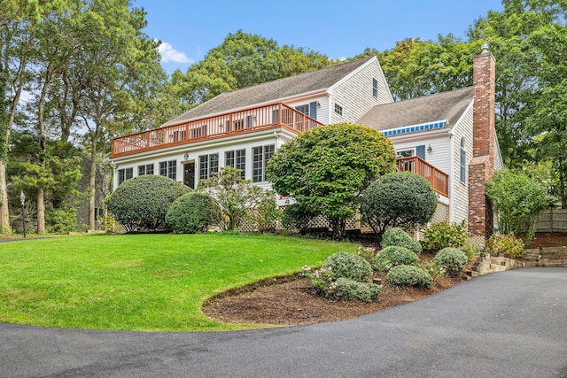 view of front facade featuring a front yard