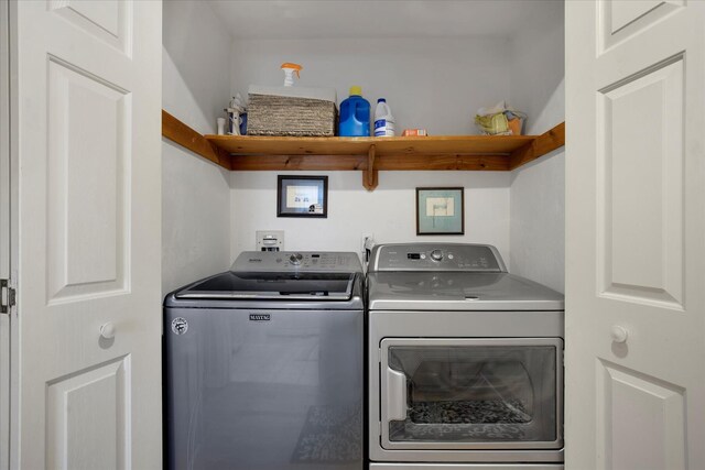 washroom featuring washing machine and clothes dryer