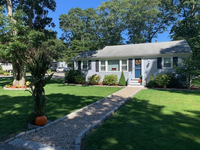 ranch-style home with a front yard