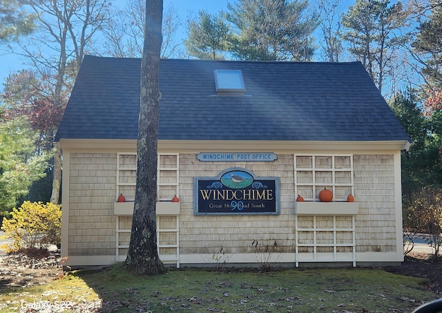 exterior space featuring a shingled roof