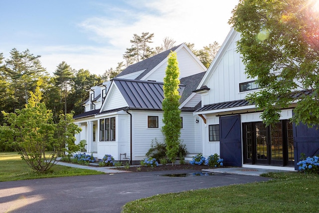 exterior space featuring a lawn