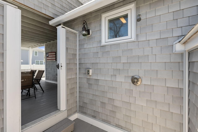 bathroom featuring a tile shower