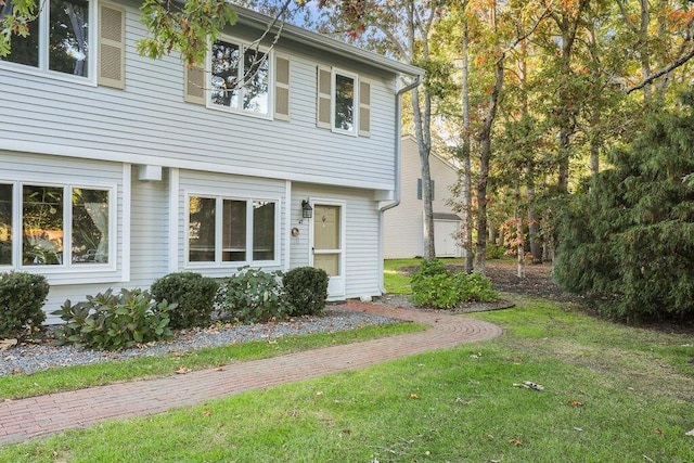 view of front facade with a front yard