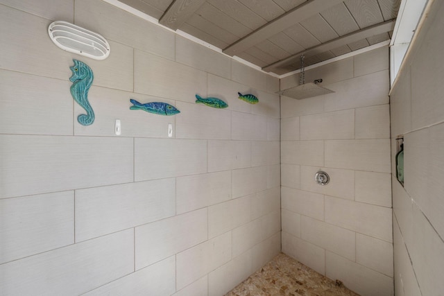 bathroom featuring a tile shower