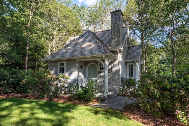 view of front of property with a front lawn