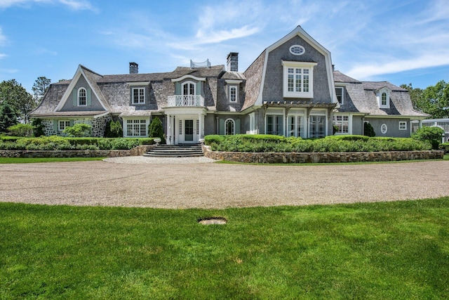 view of front of property with a front lawn