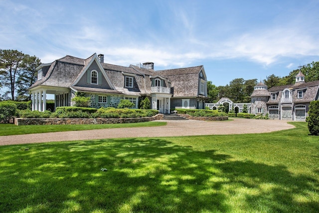 cape cod-style house featuring a front yard