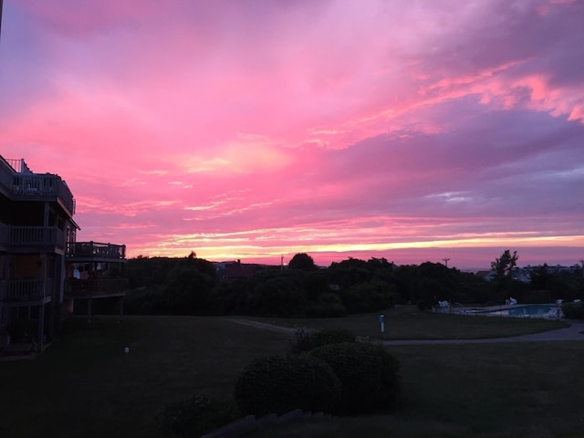 view of yard at dusk