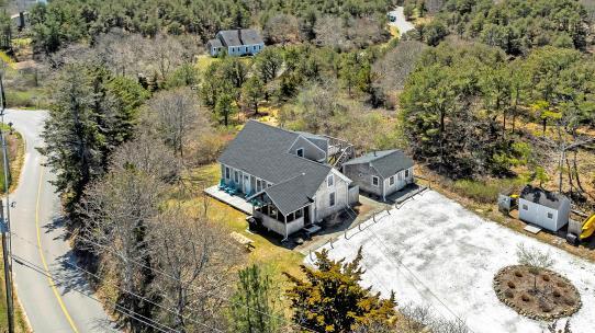 aerial view of property and surrounding area