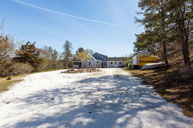view of front of home with gravel driveway