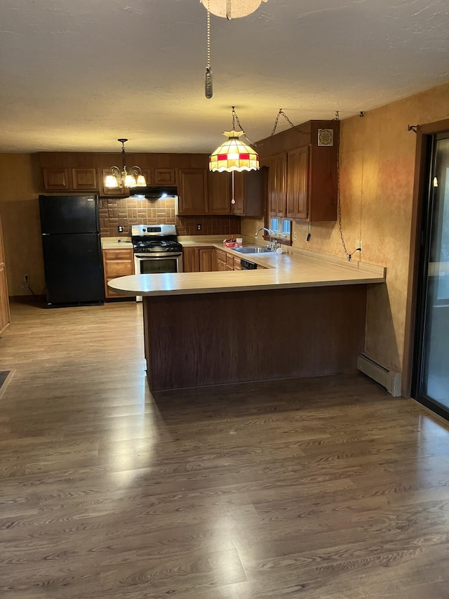 1094 County Rd, Pocasset, MA 02559 - kitchen with gas range, freestanding refrigerator, light wood finished floors, and a peninsula