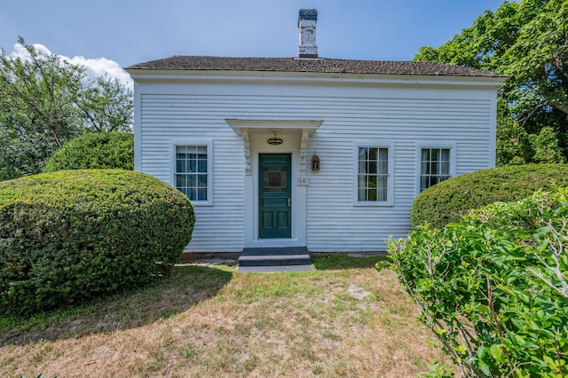 view of front facade with a front lawn