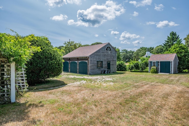 view of yard featuring a storage unit