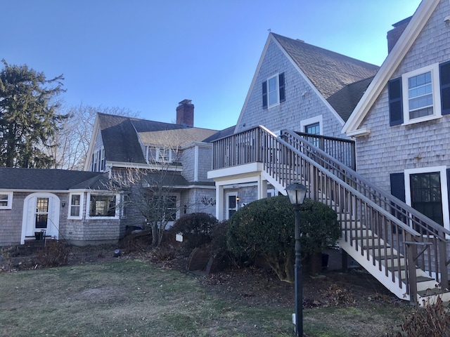 view of side of property featuring a lawn