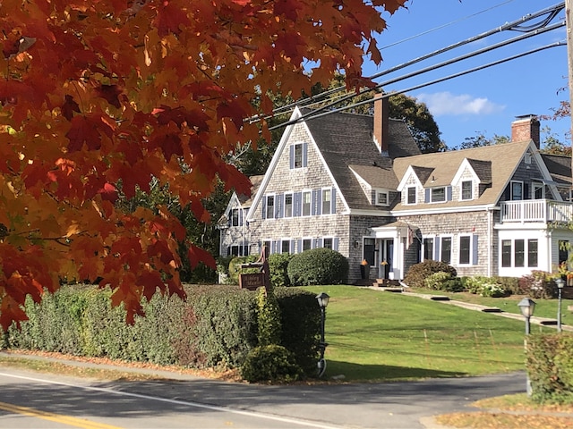 view of front of home featuring a front lawn