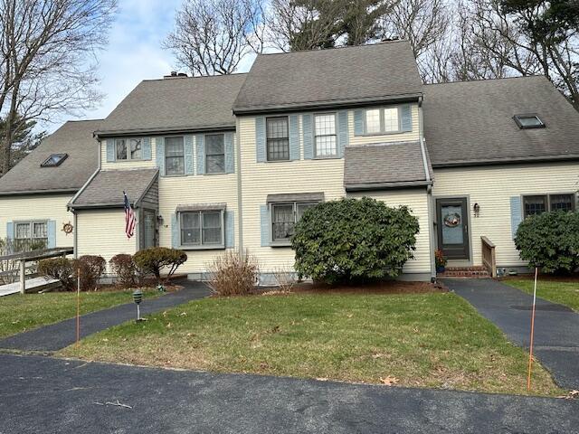 view of front of property with a front lawn