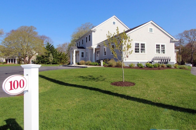 view of front facade featuring driveway and a front yard