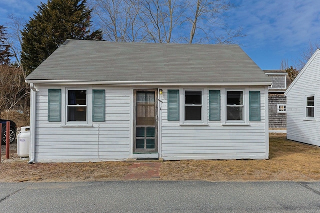 view of front of property featuring an outdoor structure