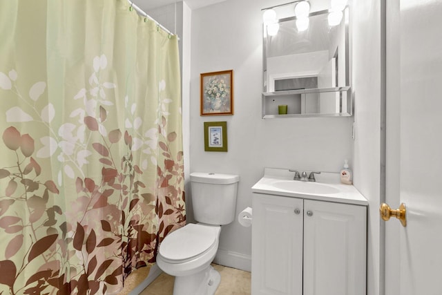 full bathroom with toilet, vanity, curtained shower, and baseboards